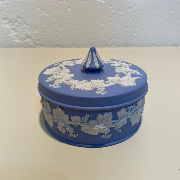 Wedgwood Blue Jasperware Lidded Trinket Box with White Ivy Motif - Picture 1 of 10